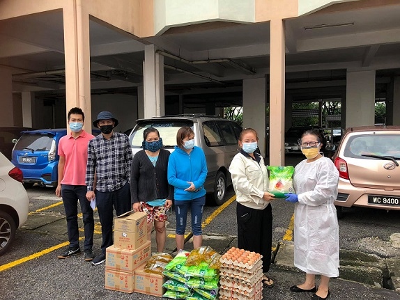 Meaningful gifts presented to disadvantaged Vietnamese in Malaysia
